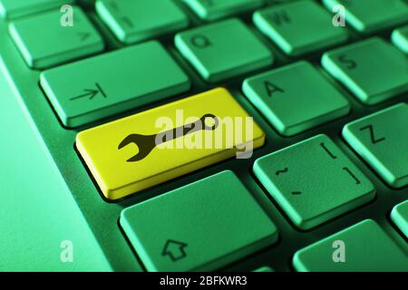 Primo piano della tastiera del laptop con pulsante a colori e immagine dello strumento Foto Stock