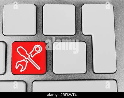 Primo piano della tastiera del laptop con pulsante a colori e immagine degli strumenti su di essa Foto Stock