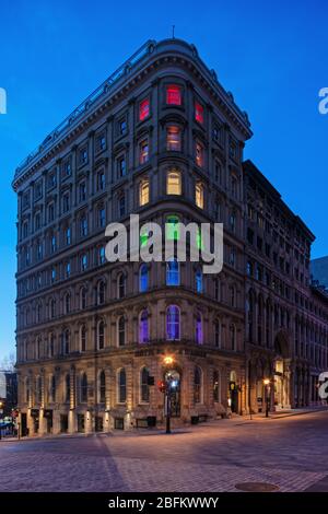 Hotel Place d'Armes con i colori dell'arcobaleno n. cavabilenaller mentre Montreal è in fase di confinamento Foto Stock