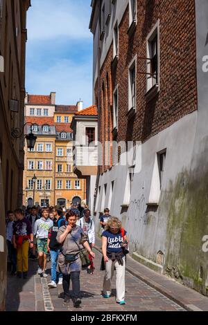 Varsavia, Polonia - 30 maggio 2019: Gruppo di bambini in scuola in tour educativo nella città vecchia, punto di riferimento e centro storico della città di capi Foto Stock