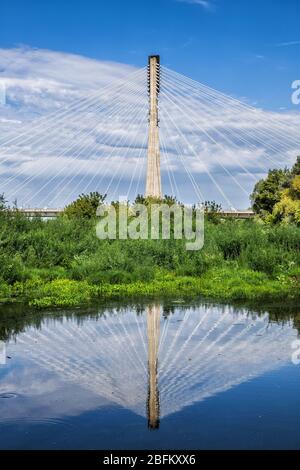 Varsavia, Polonia - 19 agosto 2019: Ponte Swietokrzyski - Ponte della Santa Croce sul fiume Vistola con specchio riflesso in acqua Foto Stock
