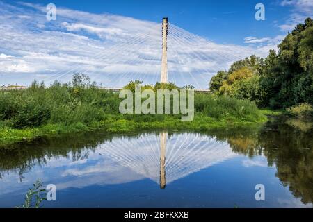 Varsavia, Polonia - 19 agosto 2019: Ponte Swietokrzyski - Ponte della Santa Croce sul fiume Vistola con specchio riflesso in acqua Foto Stock