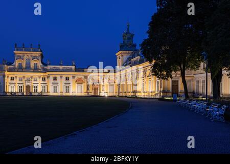 Varsavia, Polonia - 27 agosto 2019: Palazzo Wilanow illuminato di notte, residenza reale barocca di Re Jan III Sobieski, museo nella città del XVII secolo l Foto Stock