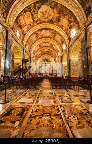 Valletta, Malta - 10 ottobre 2019: Cattedrale di San Giovanni Co interno barocco, Chiesa costruita dall'Ordine dei Cavalieri Ospitalieri di San Giovanni nel XVI secolo Foto Stock
