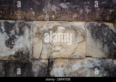 Dettaglio del bassorilievo scolpito del guerriero nella mitologia indù, sull'antico tempio di Wat Bakong in Angkor Wat, Siem Reap, Cambogia Foto Stock