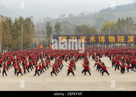 Dengfeng, Cina - 17 ottobre 2018: Scuola di arti marziali di Shaolin. Formazione degli studenti della scuola di arti marziali in piazza. Foto Stock