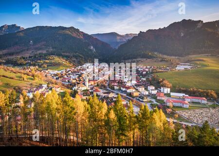 Terchova è un villaggio sotto i monti Mala Fatra nella Slovacchia centrale ed è il punto di partenza principale per i turisti a queste splendide montagne Foto Stock