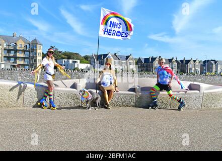 Weston Super Mare, Regno Unito. 19 Apr 2020. REGNO UNITO. Weather.NHS Fundraising per Weston General Hospital. Su un molto caldo 19 aprile, a Weston super Mare, in foto a sinistra a destra Bex, Lee, Katie e il cane Roxy in Medio ha sollevato £3000 per l'ospedale durante Covid-19 Lockdown e Covid-19 focolaio. Lee nel mezzo organizzato all.Picture Credit: Robert Timoney/Alamy Live News Foto Stock