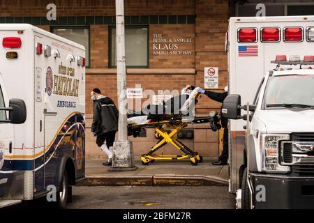 Brooklyn Hospitals durante il virus Corona Pandemic nel mese di aprile, 2020. Ambulanze, Vigili del fuoco, soccorritori di emergenza Foto Stock