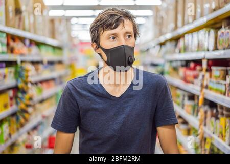 L'uomo allarmato indossa la maschera medica contro il coronavirus mentre la spesa della drogheria nel supermercato o nel deposito-salute, sicurezza e concetto pandemico - giovane donna Foto Stock