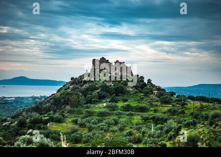 Rovine del Castello di Vatika o Castello di Agia Paraskevi al tramonto. Il castello si trova nel villaggio di Mesohori e gode di una splendida vista su Neapoli Foto Stock