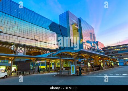 Kyoto, Giappone - 27 aprile 2017: Ingresso alla stazione di Kyoto dal lato Karasuma, di fronte alla stazione degli autobus terminal. La stazione di Kyoto è una delle principali ferrovie Foto Stock