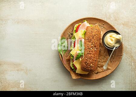 Sandwich con prosciutto, formaggio, pomodoro e lattuga. Colazione continentale deliziosa e salutare Foto Stock