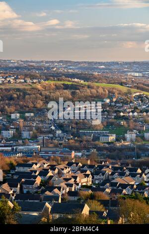 Panoramica urbana - Baillon Town (case semi-indipendenti suburbane, zona residenziale) Shipley (case miste) & Bradford City - Yorkshire, Inghilterra, Regno Unito. Foto Stock