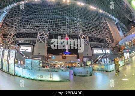 Kyoto, Giappone - 27 aprile 2017: Torre di Kyoto con vista della piattaforma di osservazione dall'interno della sala centrale della stazione di Kyoto illuminata di notte. La stazione di Kyoto è Foto Stock
