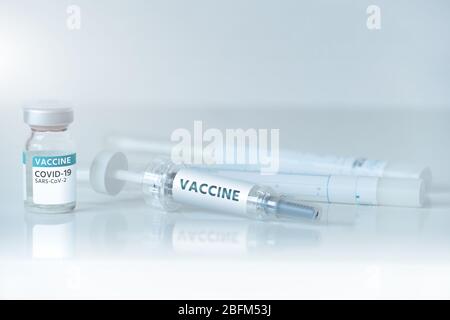 Siringa e flacone di medicinale con l'iscrizione 'vaccino'. Vaccinazione contro il coronavirus Foto Stock