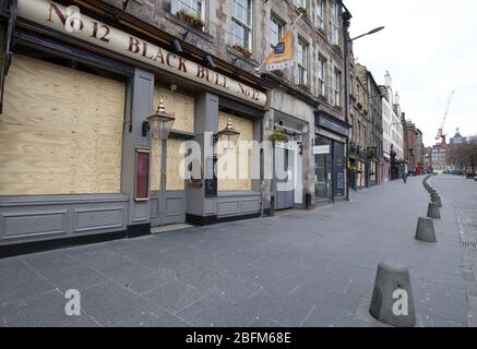 Edimburgo, Regno Unito, 3 aprile 2020: Grassmarket nella città vecchia, salito durante la chiusura. Credito: TERRY MURDEN / Alamy Foto Stock