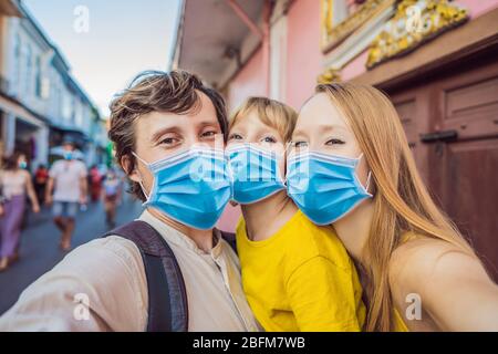Mamma, papà e Son turisti in maschera medica sulla strada in stile portoghese Romani nella città di Phuket. Chiamato anche Chinatown o la città vecchia. In viaggio Foto Stock