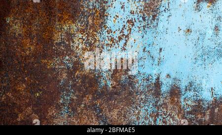 Struttura arrugginita metallizzata. Ossidazione del metallo. Grunge, steampunk, rock, vintage. Sfondo in ferro, marrone, rosso e blu. Foto Stock