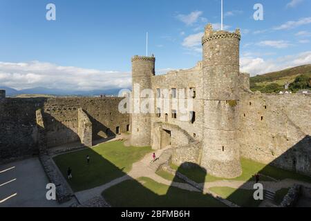 Vista delle torri e del bailey del Castello di Harlech - una fortificazione medievale patrimonio dell'umanità dell'UNESCO - a Gwynedd, Galles Foto Stock