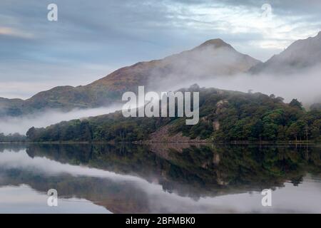 Vista sul lago Llyn Gwynant la mattina presto, Snowdonia, Galles Foto Stock