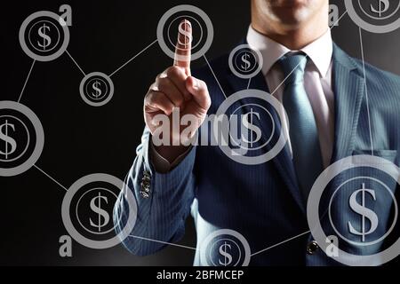 Imprenditore business di pressatura di tipo moderno con i pulsanti di sfondo virtuale Foto Stock