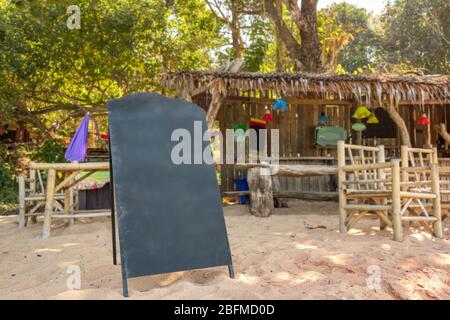 Cartello vuoto sulla spiaggia tropicale in Thailandia Foto Stock