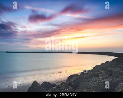 Spiaggia al tramonto di Brouwersdam Zelanda, Paesi Bassi Foto Stock