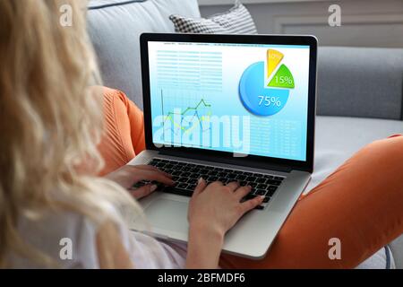 Donna che lavora con un moderno notebook, con schema sullo schermo Foto Stock