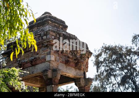 Antica torre in pietra su una tomba in Lodi Garden - Nuova Delhi, India Foto Stock