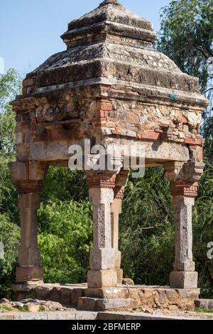 Antica torre in pietra su una tomba in Lodi Garden - Nuova Delhi, India Foto Stock