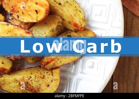 Patate fritte fatte in casa su piatto e testo Low Carb su sfondo tavolo in legno Foto Stock