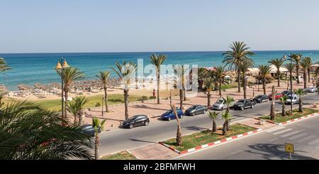 Yasmine Hammamet, TUNISIA - LUGLIO 17 2018: Una vista dalla camera d'albergo tunisina sulla spiaggia e sul mare Mediterraneo Foto Stock