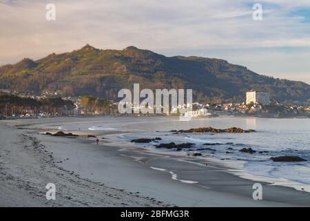 Ore di apertura della giornata sulla spiaggia di Samil, Vigo, Spagna. Foto Stock