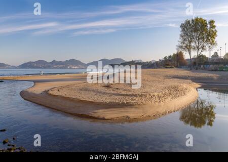 Ore di apertura della giornata sulla spiaggia di Samil, Vigo, Spagna. Foto Stock