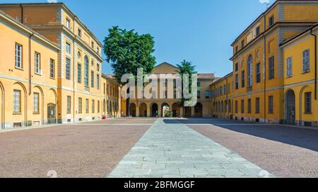 Corte esterna della storica Università di Pavia città. L’Università di Pavia è una delle istituzioni accademiche più antiche del mondo. Italia settentrionale Foto Stock