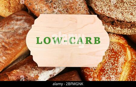 Testo Low-Carb su cornice di legno su sfondo pane Foto Stock