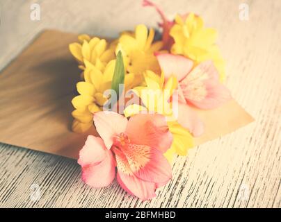 Alstroemeria rosa in busta su sfondo di legno Foto Stock