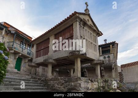 Fienili tipici del bellissimo villaggio di Combarro in Galizia, Spagna. Foto Stock