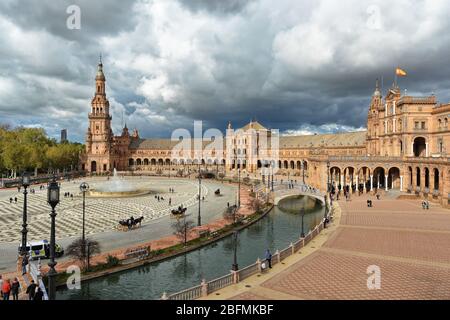 Piazza di Spagna a Siviglia. Un punto di riferimento architettonico nella capitale dell'Andalusia. Foto Stock