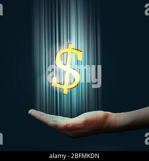 Uomo d'affari che mostra il segno del dollaro in mano, su sfondo scuro Foto Stock
