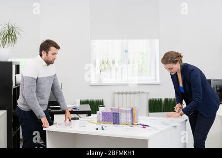 il personale d'affari si riunisce in un ambiente di ufficio moderno e leggero. Foto Stock