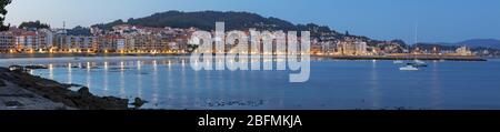 Panorama al tramonto di Sanxenxo, famoso villaggio vacanze della Galizia, Spagna. Foto Stock