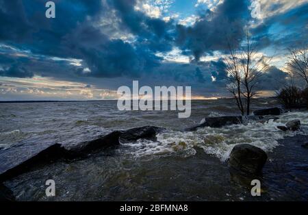Montreal, Quebec, Canada, April 17 2020.waves crash on shoreline.Credit:Mario Beauregard/Alamy News Foto Stock
