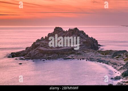 Tramonto rosso nel vecchio insediamento di Castro Baroña Foto Stock