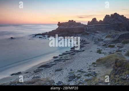 Tramonto rosso nel vecchio insediamento di Castro Baroña Foto Stock