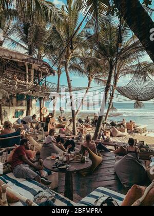 La Brisa, Bali - 15, 2019 ottobre. Tradizionale hippie bar sulla riva dell'isola tropicale all'aperto con mobili d'epoca. Foto Stock