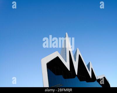 Vista del Museo dei trasporti sul fiume, progettato dal famoso architetto Zaha Hadid, situato sulle rive del fiume Clyde, Glasgow, Scozia. Foto Stock