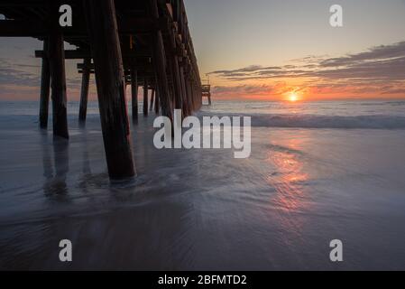 Foto a lunga esposizione dell'alba al Sandbridge Fishing Pier in Virginia Beach Foto Stock