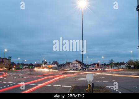 Trafficato flusso di traffico Light Trails direzione movimento intersezione Magic Roundabout, Swindon, Wiltshire SN1 Foto Stock